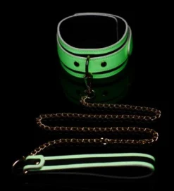 Master Series Kink In The Dark - Glow In De Dark Halsband Met Riem 6 Master Series Kink In The Dark - Glow In De Dark Halsband Met Riem -Seksspeeltjeswinkel AG640 3